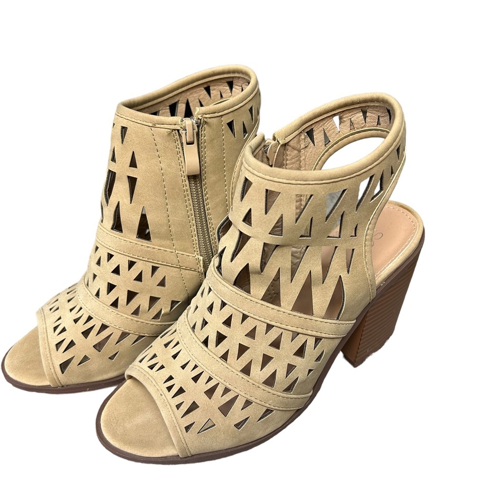 Soho Girls Size 7.5 Peep Toe Tan Tiffany 2 Block Heel triangle cutouts